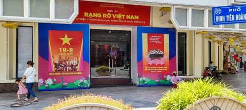 Kota Hanoi Penuh Dengan Bendera dan Bunga Untuk Merayakan Hari Nasional 2 September       - ảnh 11