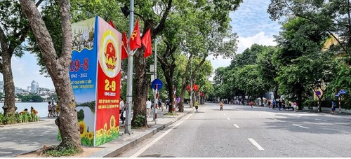 Kota Hanoi Penuh Dengan Bendera dan Bunga Untuk Merayakan Hari Nasional 2 September       - ảnh 7