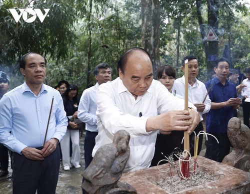 Presiden Vietnam, Nguyen Xuan Phuc  Bakar Hio di Situs Peninggalan Nasional Khusus Tan Trao - ảnh 1