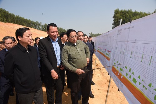 PM Periksa Proyek Jalan Tol Tuyen Quang - Phu Tho, Ucapkan Selamat Tahun Baru kepada Para Buruh dan Warga di Zona Relokasi - ảnh 1
