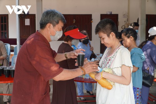 Komunitas Vietnam di Laos Menjaga Tradisi “Cinta pada Sesama Seperti Cinta pada Diri Sendiri“ - ảnh 2