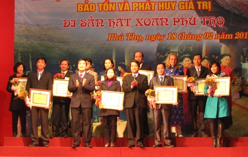 Auszeichnung für Menschen und Organisationen zur Bewahrung des Xoan-Gesangs - ảnh 1