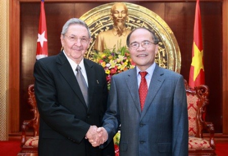 Parlamentspräsident Nguyen Sinh Hung empfängt Kubas Präsident Raul Castro - ảnh 1