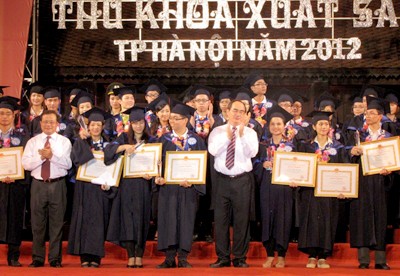 Hanoi zeichnet beste Hochschulabsolventen aus - ảnh 1
