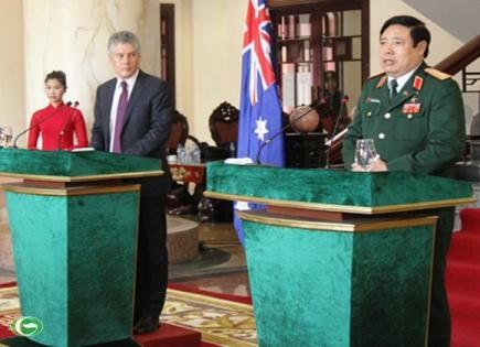 Australiens Verteidigungsminister Stephen Smith besucht Vietnam - ảnh 1