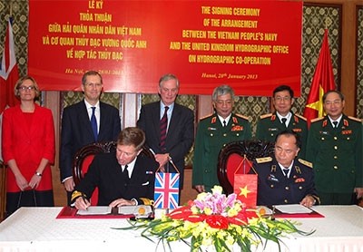 Vietnam und England wollen stärker im Verteidigungsbereich zusammenarbeiten - ảnh 1
