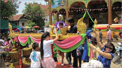 Spitzenpolitiker Vietnam beglückwünschen Laos zu seinem Fest Bunpimay - ảnh 1