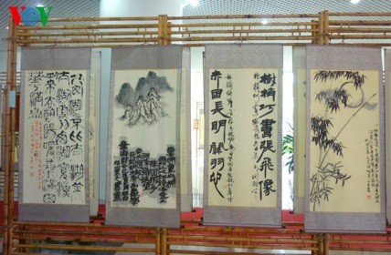 Ausstellung der Gedichte Ho Chi Minhs im Kalligrafie-Stil - ảnh 1