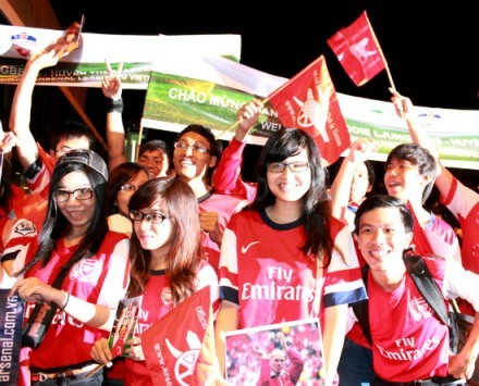 Fußballfans warten begeistert auf das Freundschaftsspiel Vietnam-Arsenal - ảnh 1