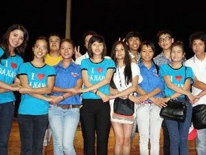 Teilnehmer des Sommerferienlagers Vietnam 2013 führen Austausprogramm mit Jugendlichen in Da Nang - ảnh 1