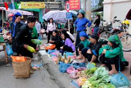 Der Markttag im Hoang Su Phi - ảnh 1