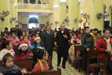 Lokalbehörden beglückwünschen Katholiken zu Weihnachten - ảnh 1