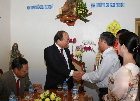 Vize-Premier Nguyen Xuan Phuc besucht zu Weihnachten Kirchengemeinde Xuan Loc - ảnh 1