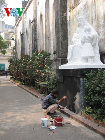 Katholiken in Hanoi bereiten sich auf Weihnachten vor - ảnh 1