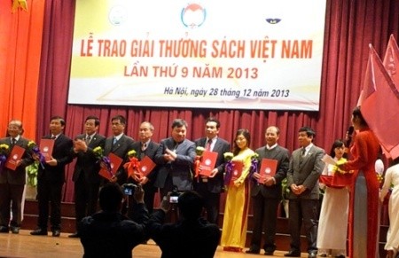 Fast 100 Werke bekommen den Buch-Preis Vietnam 2013 - ảnh 1