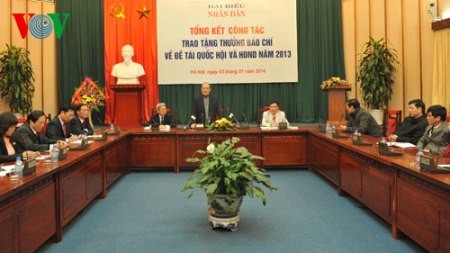 Parlamentspräsident Nguyen Sinh Hung besucht die Zeitung “Dai bieu nhan dan” - ảnh 1