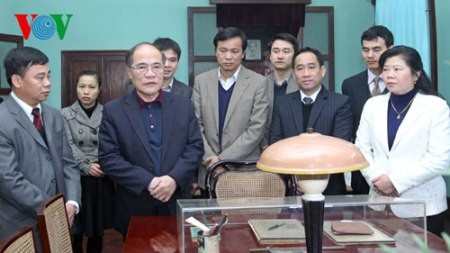 Parlamentspräsident Nguyen Sinh Hung besucht Gedenkstätte des Präsidenten Ho Chi Minh - ảnh 1