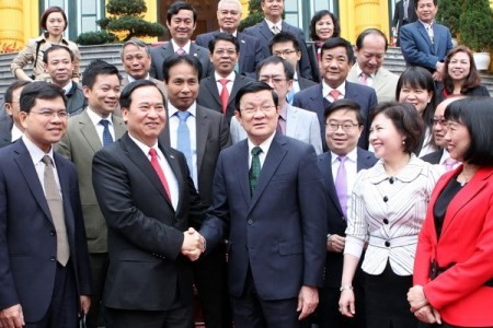 Staatspräsident Truong Tan Sang trifft herausragende Unternehmer im Textilbereich - ảnh 1