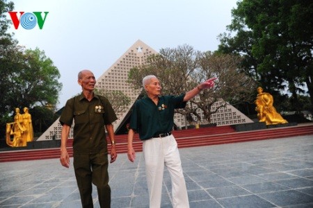 Zwei alte Veteranen auf dem Friedhof in Dien Bien Phu - ảnh 1