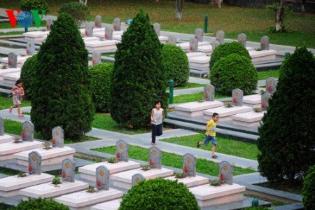 Zwei alte Veteranen auf dem Friedhof in Dien Bien Phu - ảnh 12