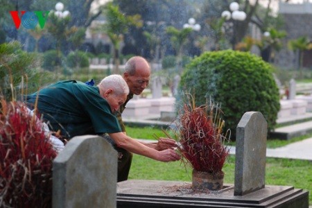 Zwei alte Veteranen auf dem Friedhof in Dien Bien Phu - ảnh 2