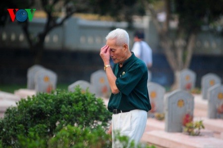 Zwei alte Veteranen auf dem Friedhof in Dien Bien Phu - ảnh 3