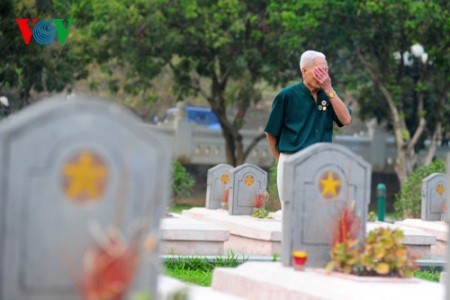 Zwei alte Veteranen auf dem Friedhof in Dien Bien Phu - ảnh 4