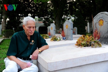 Zwei alte Veteranen auf dem Friedhof in Dien Bien Phu - ảnh 7