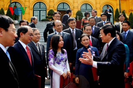 Staatspräsident Truong Tan Sang überreicht Ernennungsentscheidung der Botschafter und Generalkonsuln - ảnh 1