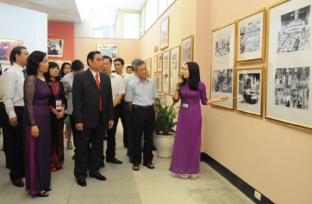 Ausstellung “45-jährige Umsetzung des Testaments des Präsidenten Ho Chi Minh” - ảnh 1