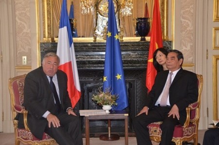 Politbüromitglied Le Hong Anh trifft Vertreter einiger Parteien im französischen Senat - ảnh 1