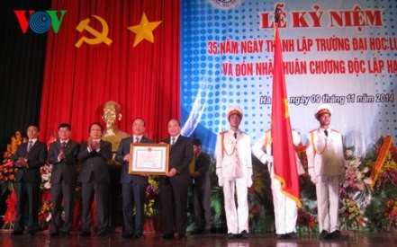 Vize-Premierminister Nguyen Xuan Phuc nimmt an Feier zum 35. Gründungstag der Rechtshochschule Hanoi - ảnh 1