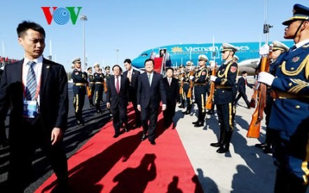 Staatspräsident Truong Tan Sang trifft zur APEC-Konferenz in China ein - ảnh 1
