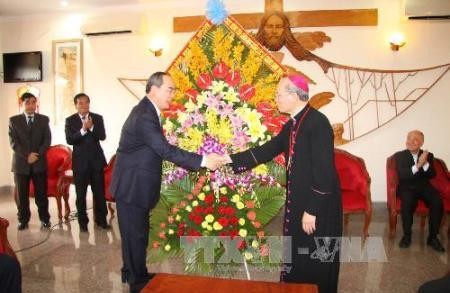 Vorsitzender der Vaterländischen Front Vietnams besucht Erzbischof im Süden - ảnh 1
