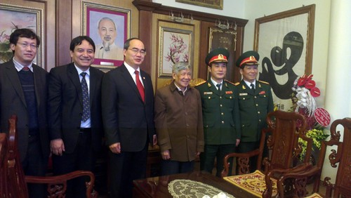Vorsitzender der Vaterländischen Front besucht Familien der ehemaligen Verteidigungsminister - ảnh 1