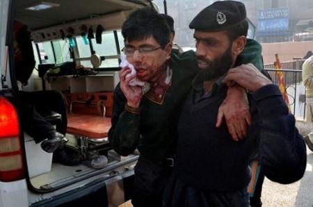 Taliban töten mehr als 100 Menschen in einer Schule im pakistanischen Peschawar - ảnh 1