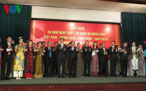 65-Jahr-Feier: Spitzenpolitiker Vietnams und Chinas tauschen Glückwunschtelegramme aus - ảnh 1