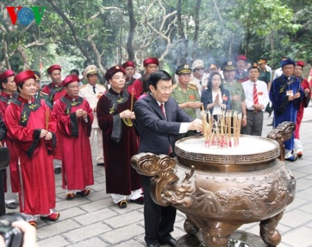 Staatspräsident Truong Tan Sang nimmt an Zeremonie zum Todestag der Hung-Könige teil - ảnh 1