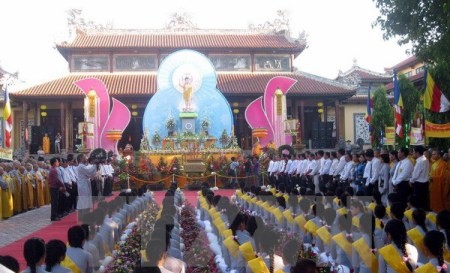 Vorsitzender der Vaterländischen Front Vietnams beglückwünscht Buddhisten zum Geburtstag Buddhas - ảnh 1