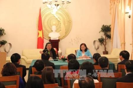 Vize-Parlamentspräsidentin Tong Thi Phong besucht vietnamesische Botschaft in Deutschland - ảnh 1
