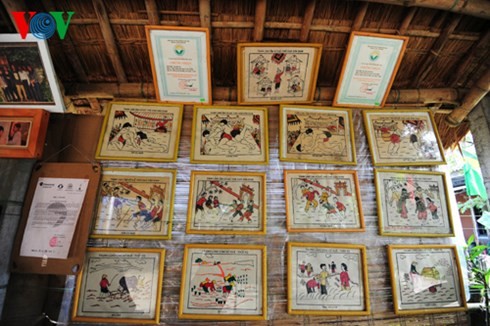 Besuch in dem Ort, wo die folkloristischen Bilder von Hue hergestellt werden - ảnh 2