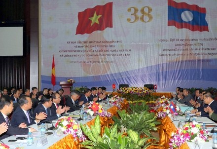 Vize-Premierminister Nguyen Xuan Phuc trifft laotische Spitzenpolitiker - ảnh 1