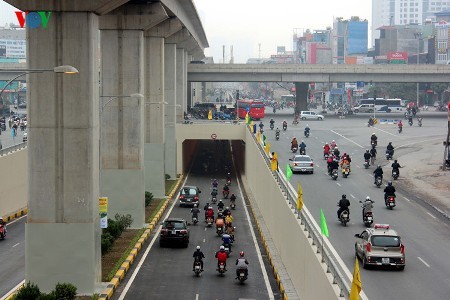 Einweihung des Verkehrstunnels am Knotenpunkt Trung Hoa und Thanh Xuan - ảnh 1
