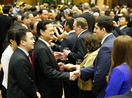 Premierminister Nguyen Tan Dung gibt Gala-Dinner zur Begrüßung der ASEAN-Gemeinschaft  - ảnh 1