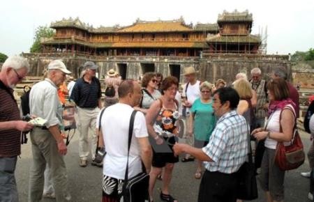 Anzahl der Touristen in Hue und Khanh Hoa steigt zum traditionellen Tetfest - ảnh 1