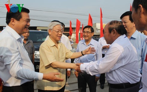 KPV-Generalsekretär Nguyen Phu Trong besucht die Gemeinde Duc Hoa Dong der Provinz Long An - ảnh 1
