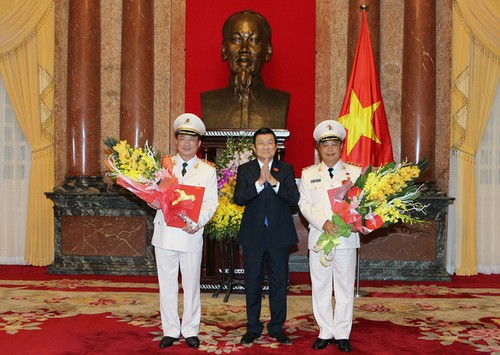 Staatspräsident Truong Tan Sang übergibt Dienstgrad des Generaloberst an zwei Vize-Minister - ảnh 1