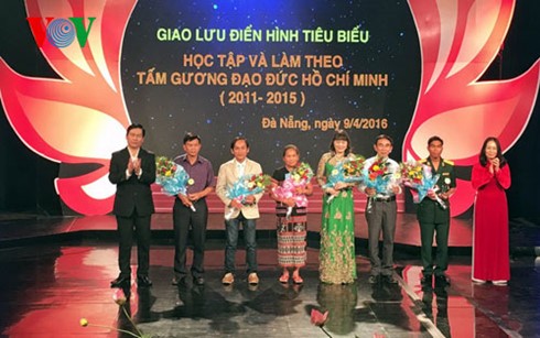 Ehrung von herausragenden Menschen der Kampagne “Lernen und Arbeiten nach dem Vorbild Ho Chi Minhs - ảnh 1