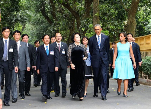 US-Präsident Barack Obama besucht Stelzenhaus von Präsident Ho Chi Minh - ảnh 3