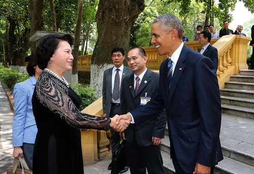 US-Präsident Barack Obama besucht Stelzenhaus von Präsident Ho Chi Minh - ảnh 1
